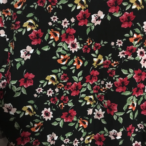 NWT Black/Red wrap dress with floral pattern - Picture 3 of 8